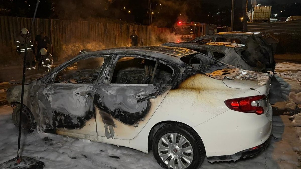 Avcılar’da Oto Galeriye Ait Park Halindeki Otomobiller Alev Alev Yandı