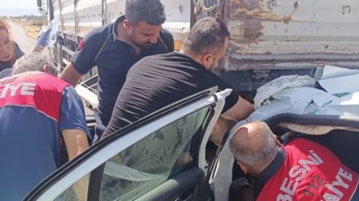 Adıyaman’da Otomobil Tırın Altına Girdi: 1 Ağır Yaralı