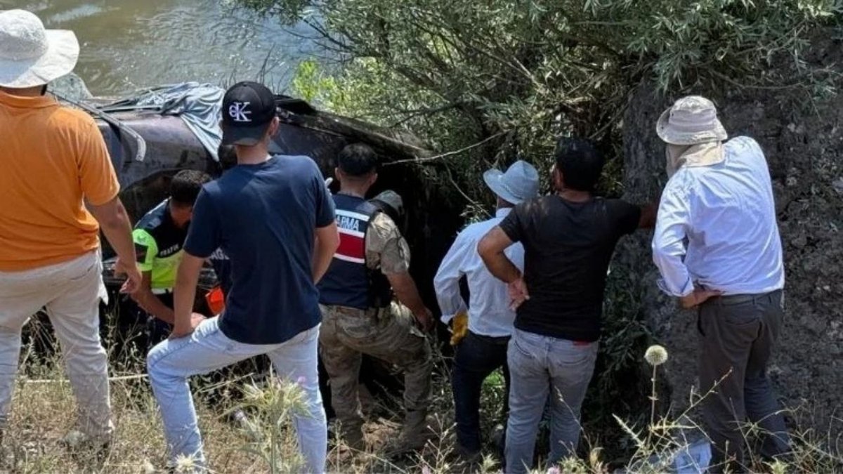 Bingöl’de Otomobil Dere Yatağına Devrildi: 1 Ölü, 4 Yaralı