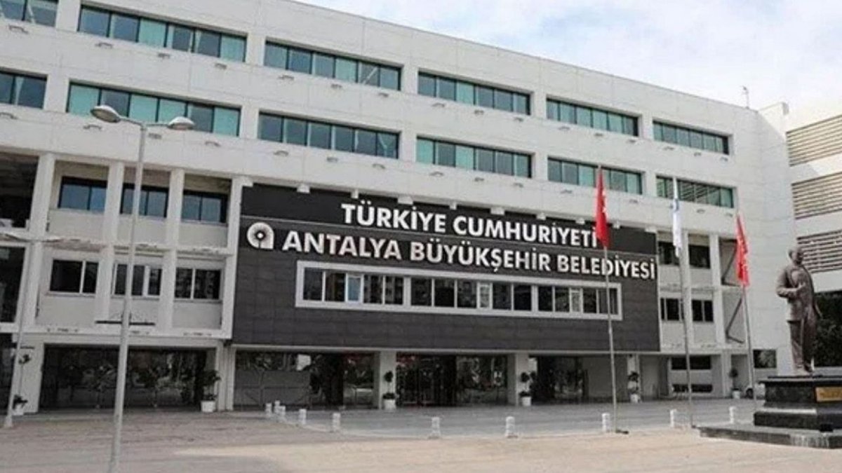 Antalya Büyükşehir Belediyesi'ne Yönelik Çifte Operasyon: 37 Kişi Gözaltına Alındı