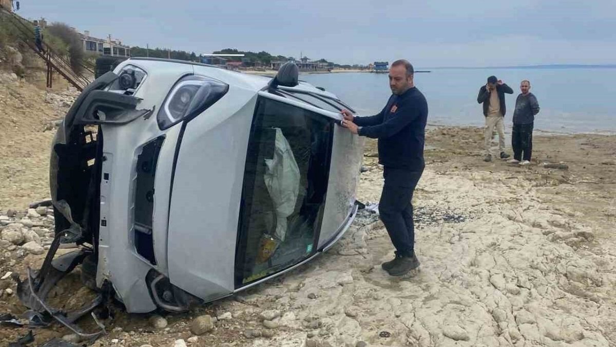 Keşan’da Otomobil Kontrolden Çıkıp Kumsala Düştü: 1 Yaralı