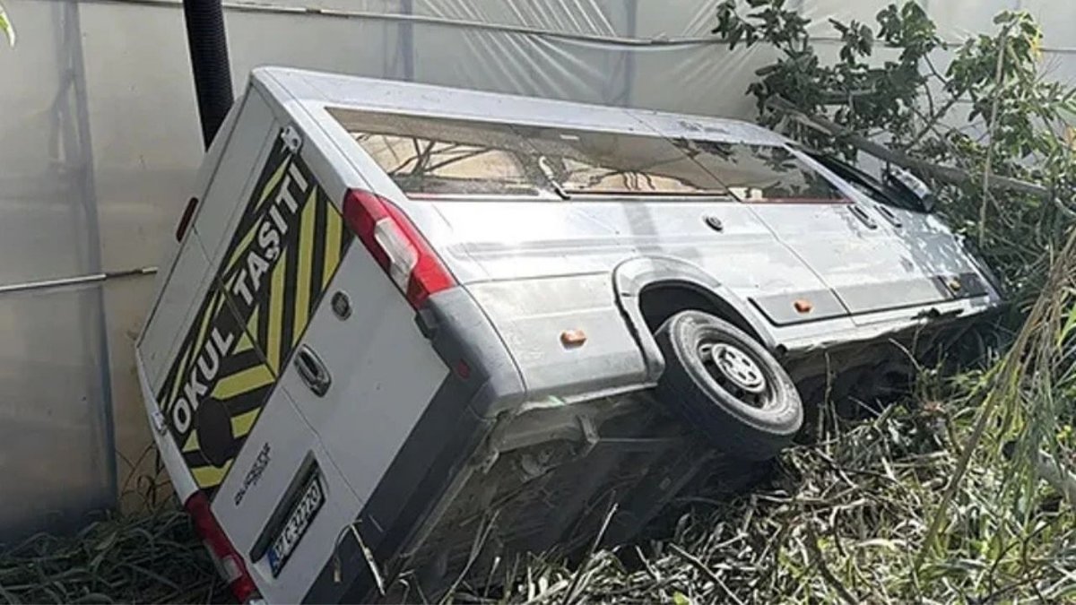 Alanya’da Öğrenci Servisi Bahçeye Devrildi: 6 Hafif Yaralı