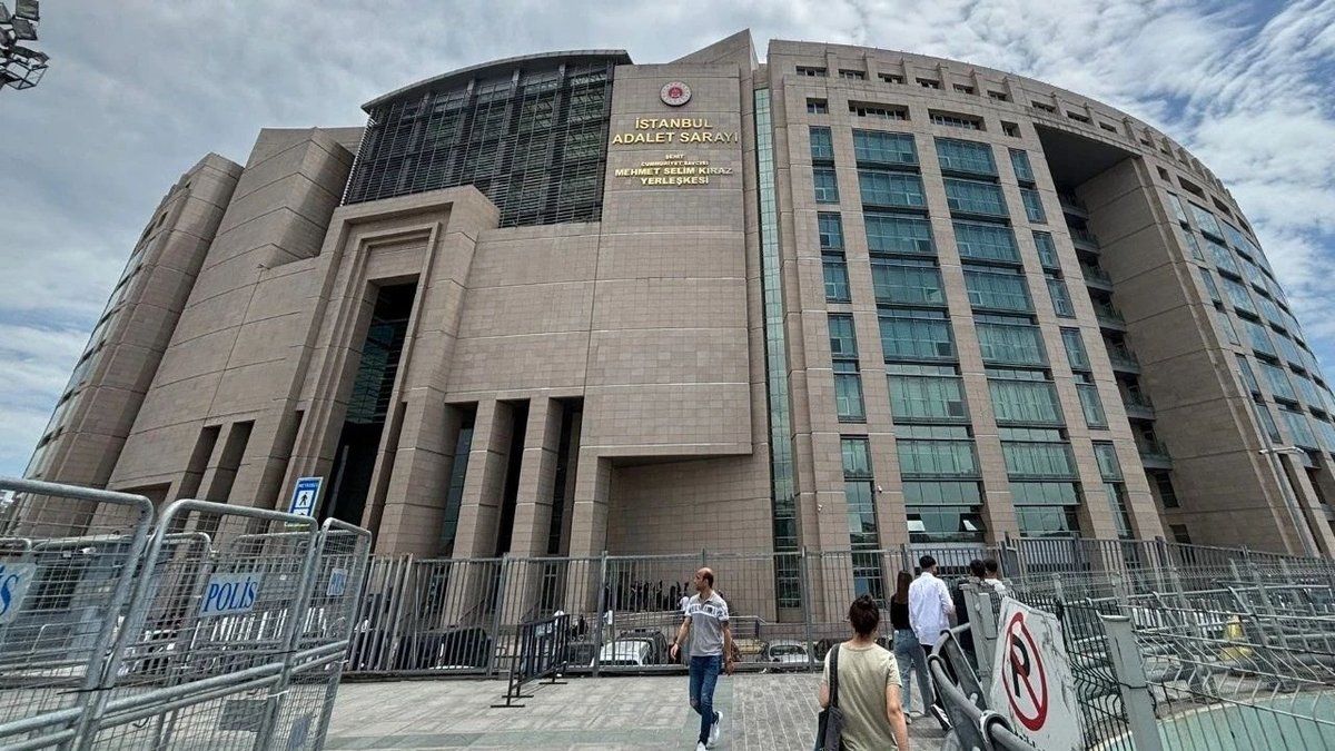 İBB’deki İhalelerle İlgili Operasyonda 11 Şüpheli Tutuklama Talebiyle Adliyeye Sevk Edildi