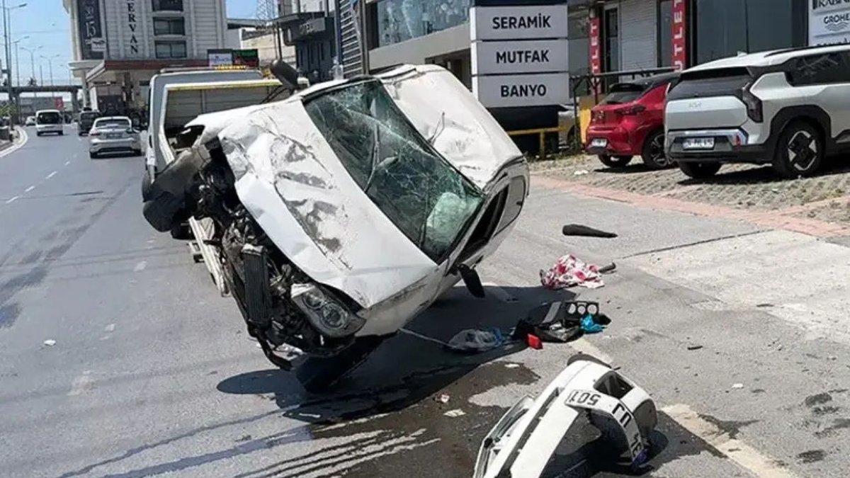 Avcılar’da Korkutan Kaza: Aydınlatma Direğine Çarpan Otomobil Takla Attı, O Anlar Kamerada