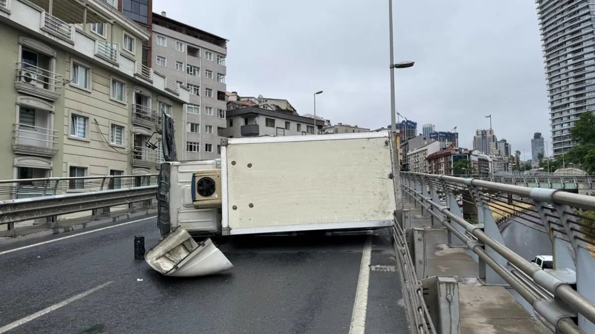 İstanbul Bomonti-Dolmabahçe Tüneli Çıkışında Kaza: Yağış Nedeniyle Kontrolden Çıkan Kamyonet Devrildi, Trafik Kilitlendi