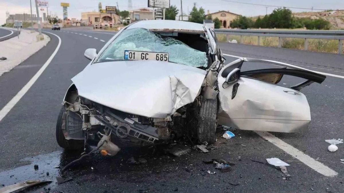 Otomobil Direğe Çarptı: 1 Çocuk Ölü, 3 Yaralı