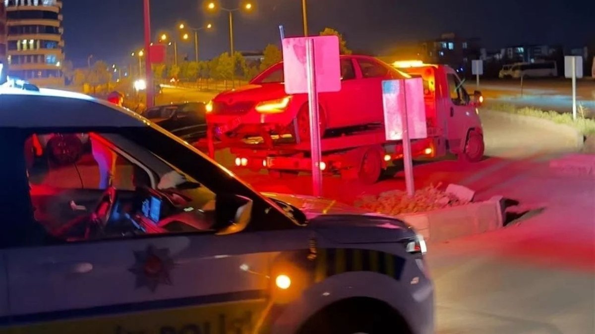Adıyaman’da Kontrolden Çıkan Otomobil Refüje Çıktı Kazada Yaralanan Olmadı