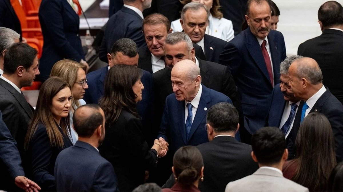 Meclis’te Çerçeve Yasa Kabul Edildi Bahçeli’den DEM Parti Sıralarına Ziyaret