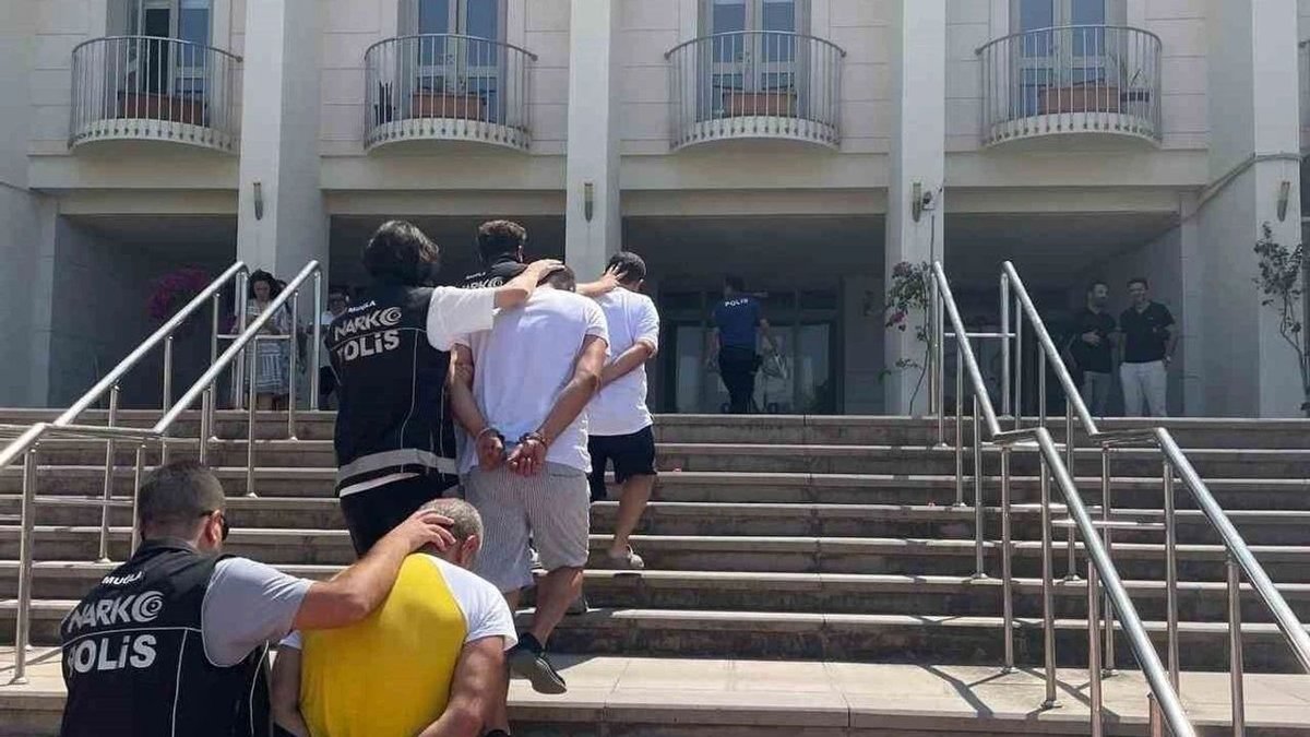 Bodrum’da Sokak Ortasında Uyuşturucu Satışı Yapan 2 Şüpheli Yakalandı